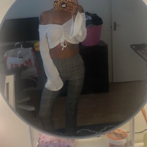 Croptop - Vit crop top, knappt använd, jättefin!!