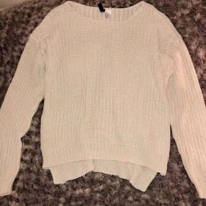 Vid stickad tröja  - En vit stickad tröja som använts fåtal gånger. 