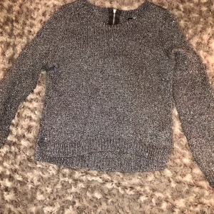 Grå glittrig tröja - En tröja som knappt har används.