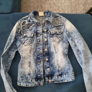 Size XS - S - Jeans size 34. Jacka size XS. Jag kommer att sälja en denimdräkt.  Hon bar det 3 gånger