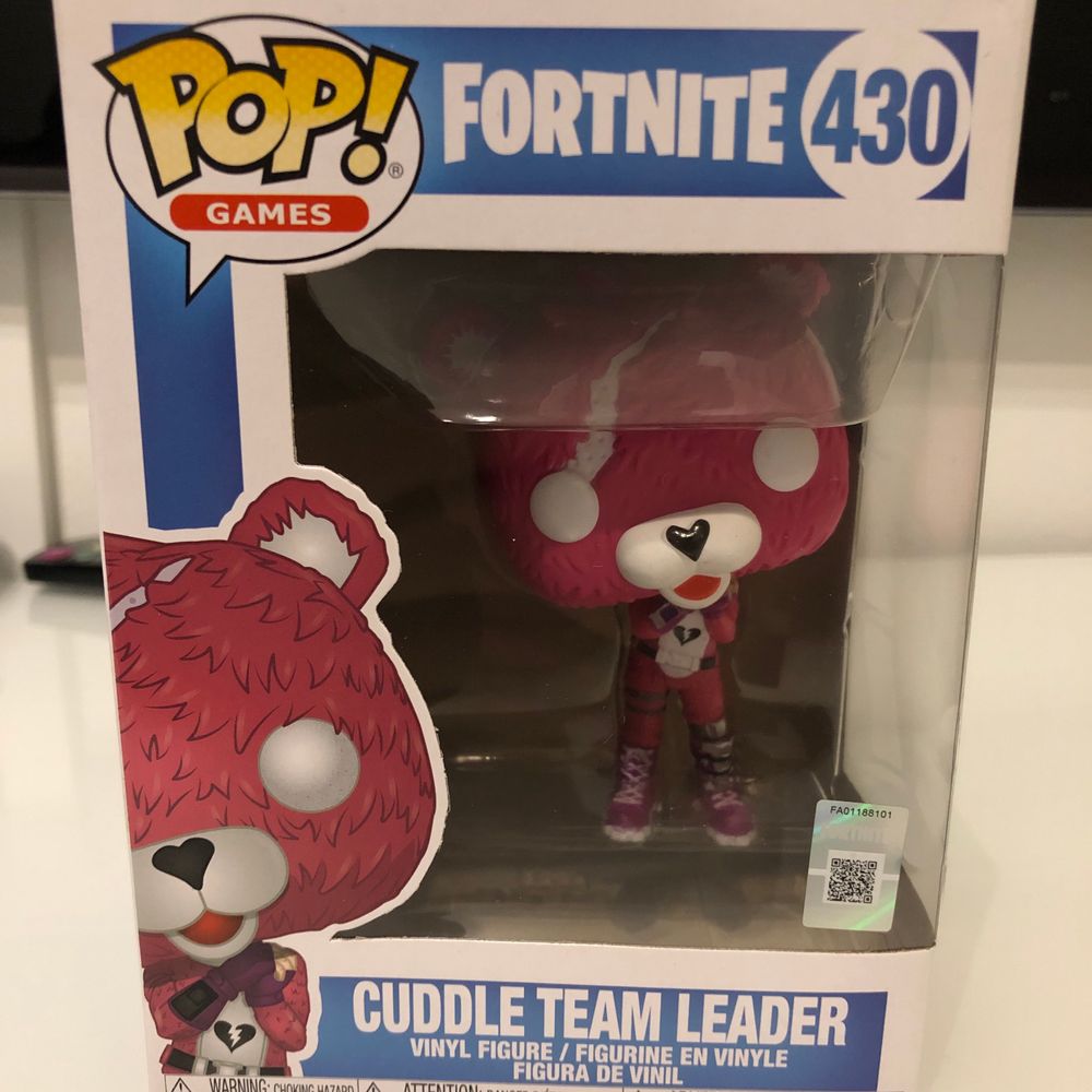 Oöppnad Pop Games Fortnite ”Cuddle Team Leander”. I butik kostar det 300kr. Jag säljer det för 250 med att jag betalar frakten. Pris kan diskuteras . Accessoarer.