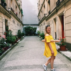 Klänning  - En superfin gul off-shoulder klänning. Vid passform och slutar strax ovanför knät. Klänningen har axelband men de går att vika in om man vill ha helt bara axlar. Använd fåtal gånger! Frakt ingår 🍀