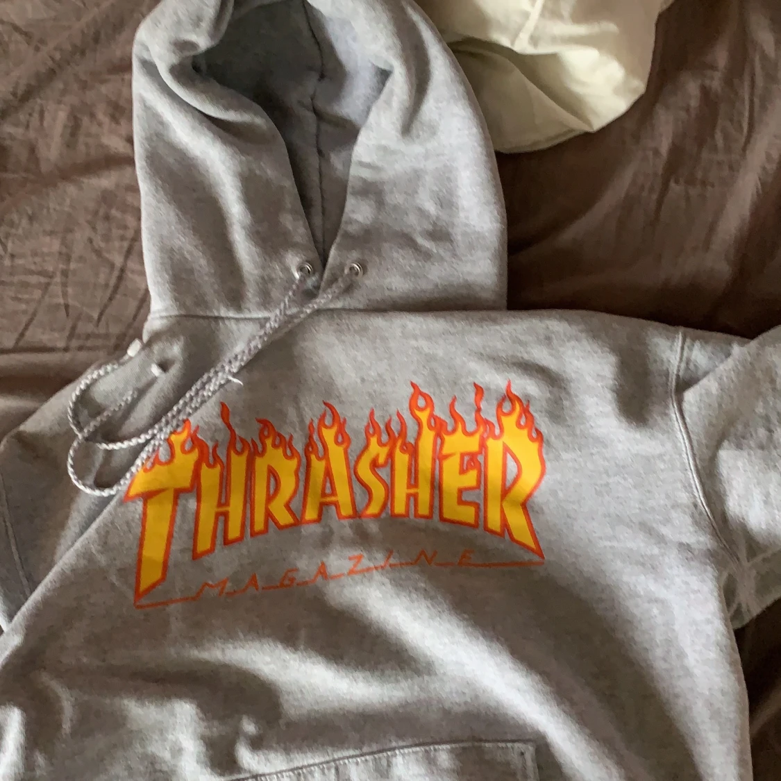 Grå thrasher hoodie - 90