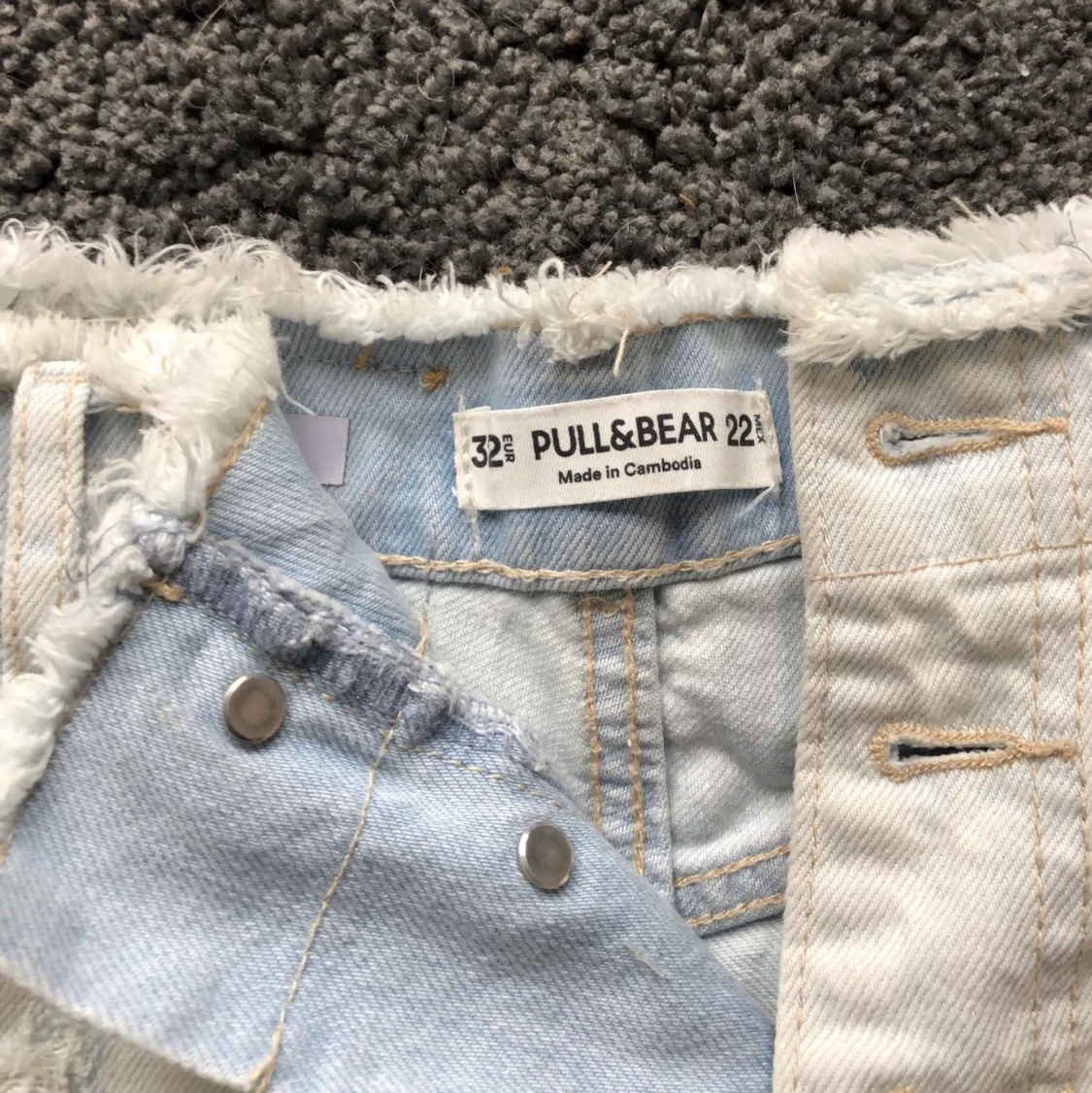 Ljusa shorts från pull and bear  - 90