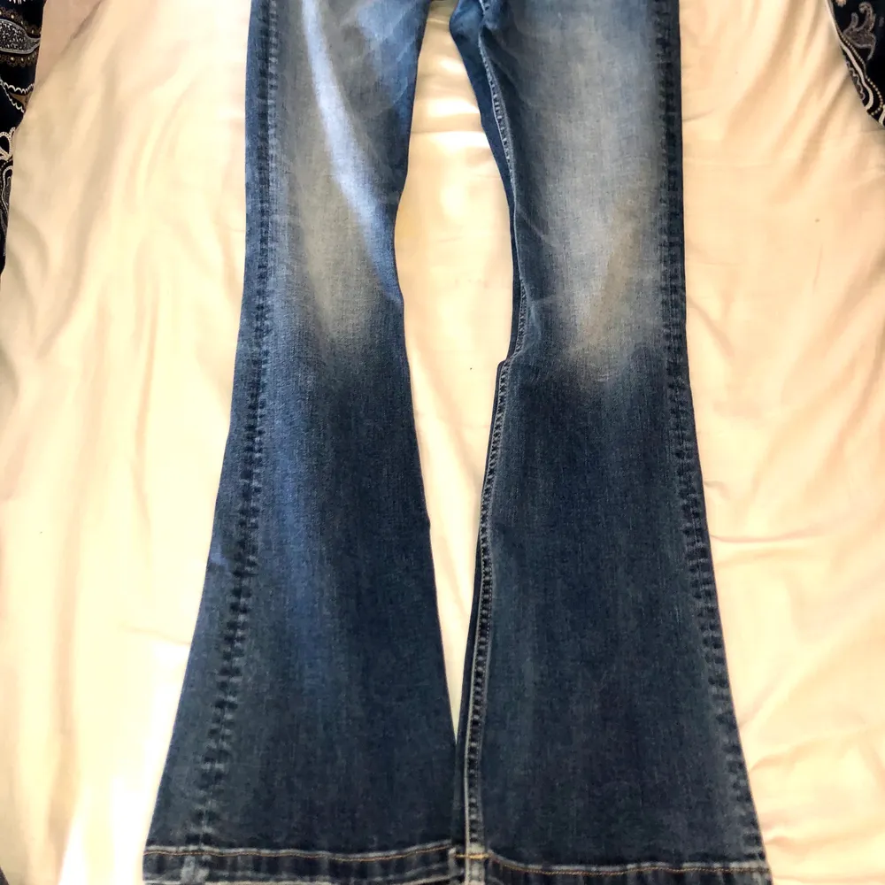 Snygga bootcutjeans från Crocker💞, Oanvända och i bra skick,de är även långa så de passar även på de som är lite längre💞, storlek S💞 frakt ingår i priset . Jeans & Byxor.