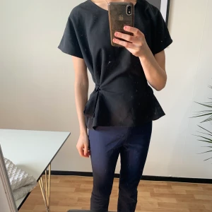 Bubbleroom topp - Svart topp från bubbleroom, Lovisa bankmans kollektion. Storlek 36, endast använd en gång. Skickas mot fraktkostnad eller avhämtning i stockholm. Nypris 399kr