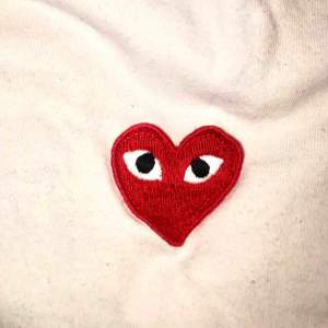 Comme des garcons play collection t-shirt köpt på Aplace i stockholm för 899kr vilket visar att den är äkta. Det står XL på tröjan men den är tvättad samt i japansk storlek och därmed sitter som en medium.