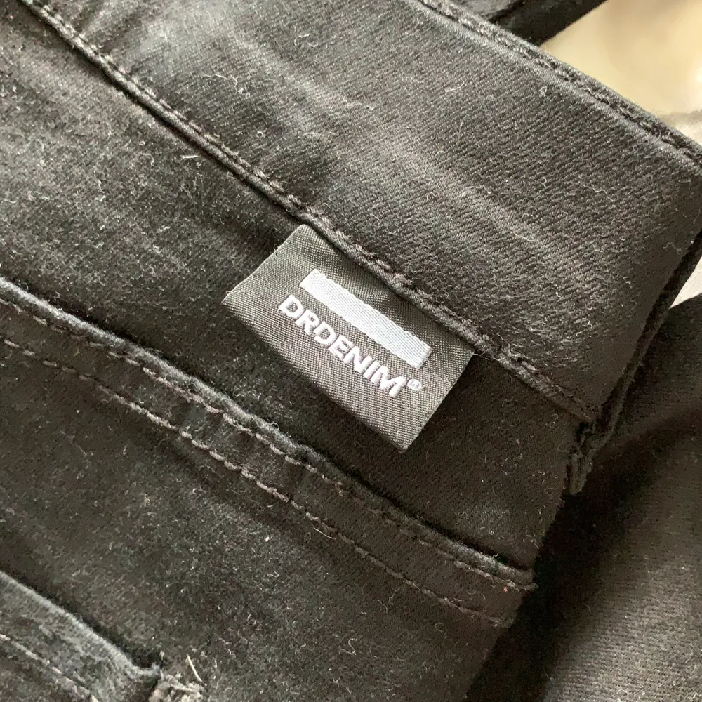 bootcut jeans som jag klippt hål själv! Super snygga men lite för korta för mig.( Nyskick)Frakten står jag inte för!💕💕. Jeans & Byxor.