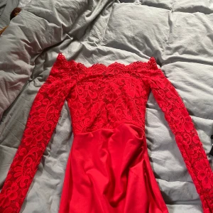 Röd spets klänning från nelly - Sitter jättebra och framhäver dina kurvor. Aldrig använd.