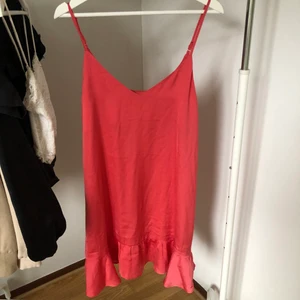 Somrig silkesklänning  - Superfin klänning säljs då den inte kommer till användning längre finns att hämtas hos mig i Falun eller så står du för frakten. 