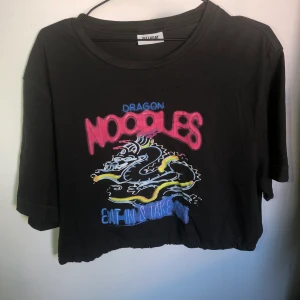 croppad tröja från weekday - hemmagjord croppad tröja med resor, tröjans längd är 50 cm så typ en magtröja men ändå inte beroende på hur lång man är. Köpt för ca ett år sen och använd få gånger.