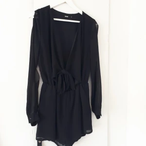 Jumpsuit  - En svart, v-ringad jumpsuit med öppna ärmar. Använd men i bra skick 🖤