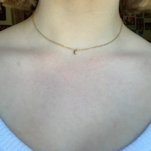 Jättefint halsband!  - Jättefint halsband från primark. Guldigt med en diamant där framme (ej äkta guld eller diamant). Justerbart, den totala längden är ca 38 cm. Aldrig använt. 25 kr + frakt!