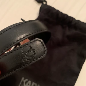 Karl Lagerfeld skärp - Använt mindre än 10 gånger. Är i bra skick. 500kr.