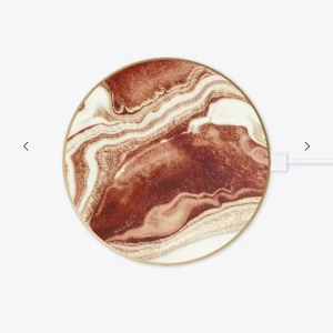 Qi laddare - (Lånad bild) Säljer min splitternya Qi laddare från Ideal of Sweden pga att jag fick hem en för mycket 💞 Nypris: 500 kr. Aldrig använd, bara testad och fungerar utmärkt! Har ni frågor får ni mer än gärna skriva till mig 💖 DU står för frakten 😘💘