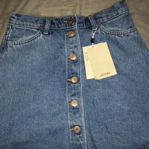 Jeanskjol från Monki - Som ny, lappen kvar och allt, endast testad men den passade inte mig  💖 Hör av er om ni har frågor, frakt tillkommer 💓