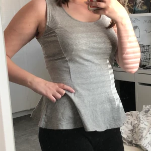 grått linne - en gullig grå topp med 2013 vibes! ej använd och lappen sitter kvar💕 passar på mig som är M men står S på lappen, nypris 99kr 