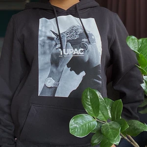 Tupac hoodie - Svart från Junkyard + finns möjlighet att mötas upp i Stockholm annars står köparen för frakten