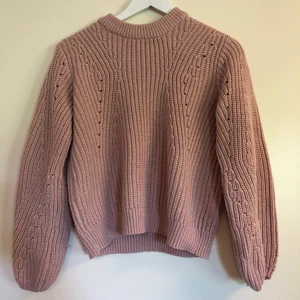 Stickad tröja - Stickad tröja från Gina Tricot. Färgen är lite gammaldags rosa. Använd fåtal gånger då det inte riktigt är min stil. Den är väldigt skön och sticks inte. Sitter lite puffigare. Frakt står köparen för.