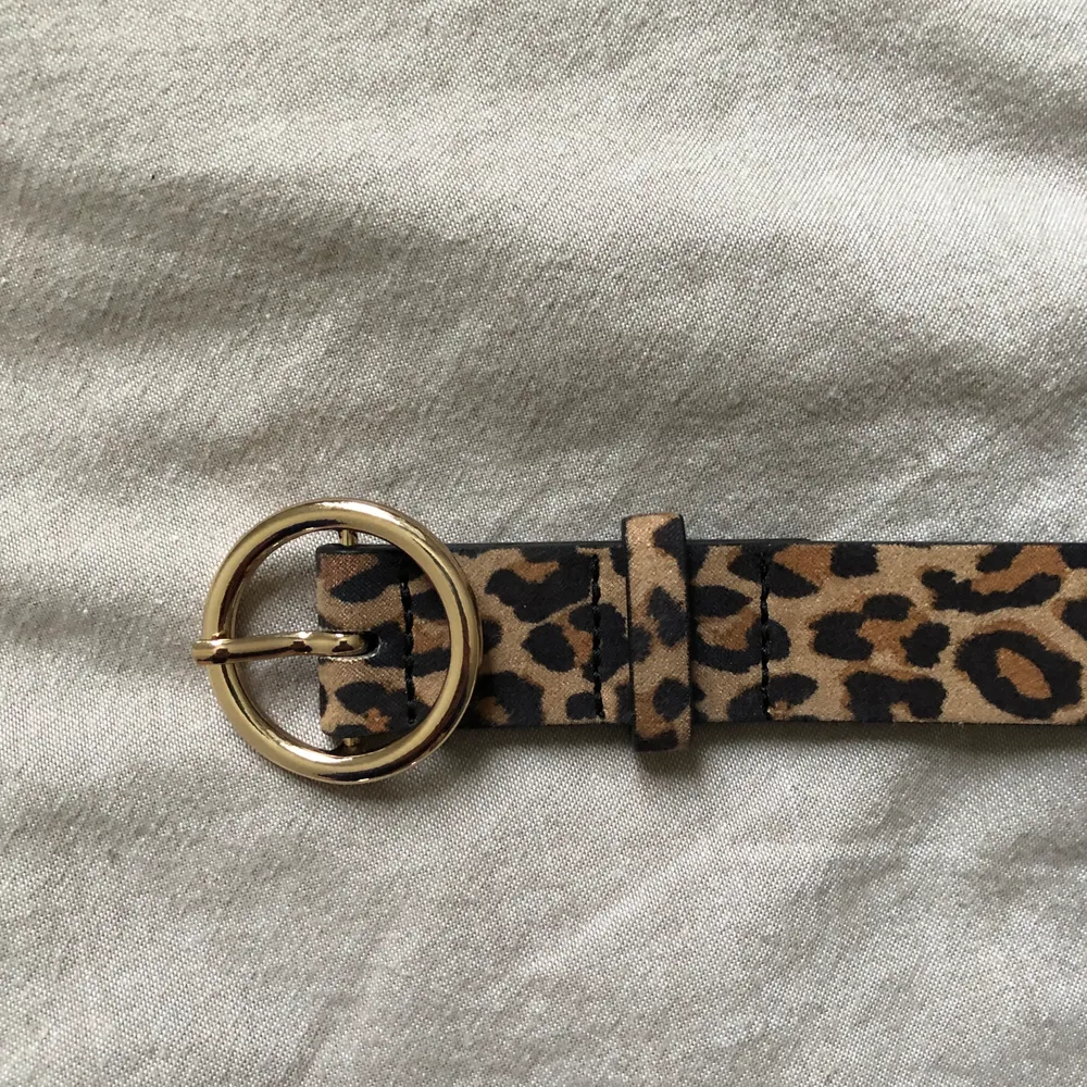 Ett superfint leopardskärp från H&M. Det är i storlek XS och jag har även gjort fler egna hål. Spännet är i guldfärg och skärpet sitter väldigt fint på! Köpare står för frakt 🐆. Accessoarer.