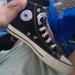 Converse - BUD : 360 KR     Höga Converse som använts i princip två gånger, säljes pga att de inte används. Budgivning fr. 100 kr , Uppdateras allt eftersom. Budgivningen gäller till den 1/7 (23.00) inklusive frakt (oäkta) 