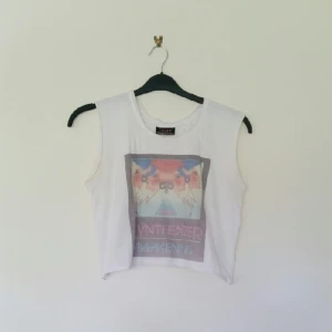  - Vit magtröja med tryck.