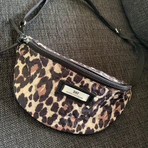 DAY Birger et Mikkelsen Väska - Magväska från Day Birger et Mikkelsen i leopard mönster. Köpt på Zalando för 499kr, säljes för 250kr, använd 1 gång. Pris kan diskuteras