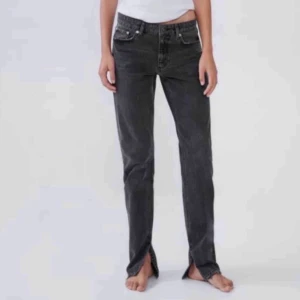 Zara Jeans Med Slits - Säljer dessa slutsålda jeans från zara med slits då de var för små! Köparen står för frakten. 