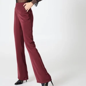 Bootcut suiting pants - Säljer dessa vinröda bootcut byxor som är slutsålda från NAKD X hannalicious. Aldrig använda pågrund av aldelles för små så dem är i nytt skick. Frakt tillkommer📦 