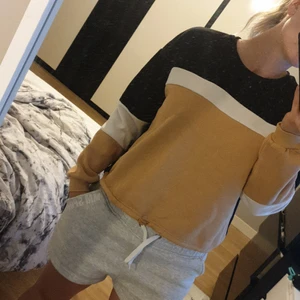 New yorker - Snygg cropped tröja från New Yorker, använd 1 gång. 80kr och frakt tillkommer