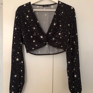 Topp - Storlek 38 men passar mer en 34/36. Frakt på 49kr tillkommer om den ska fraktas. PS har ej möjlighet att skicka fler bilder Pga mitt i en flytt! 