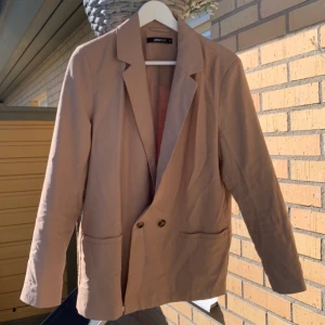 Superfin kavaj  - Den är lite oversize, superfin i skicket förutom att en knapp är lite trasig! Men man får med en reserv knapp så man kan byta ut den 🥰