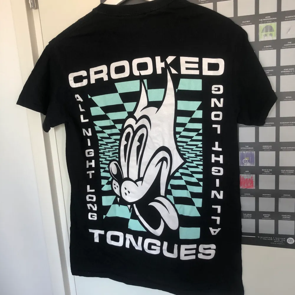 T-shirt från märket Crooked Tongues med tryck fram- och baktill. Sitter som en S (killstorlek XS) frakt ingår i priset☺️. T-shirts.