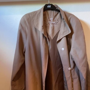 Vintage kappa - Beige brun kappa som är vintage, vet tyvärr inte märke men nypris ca 1500kr