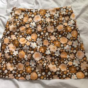 blommig kjol som har 70-tals vibes, köpt från shein. Säljs pågrund av att den var för kort på mig. Köparen står för frakt. 