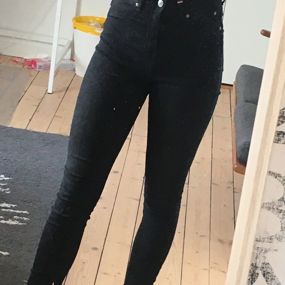 Svarta skinny high waisted jeans | Plick Second Hand