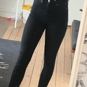 Svarta skinny high waisted jeans  - Svarta tighta jeans i väldigt bra skick. Säljer då de är lite för stora. Kunden betalar frakt. 🤖
