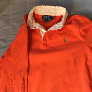  - Strl: M Cond: Sparsamt använd, 10/10 Pris: 200 Frakt: köparen står för frakten 