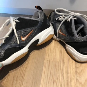 NIKE SNEAKERS - asballa sneakers från Nike! (Liknar träningsskor) hör av er om ni har frågor🥰