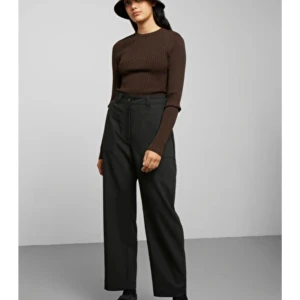 Quinn weekday byxor strl 34 - Säljer mina favorit Quinn byxor från weekday! Byxorna är supersköna med bra kvalitet, säljer dom pga att dom blivit för små. Inköpta för 500, säljer för 300 💞