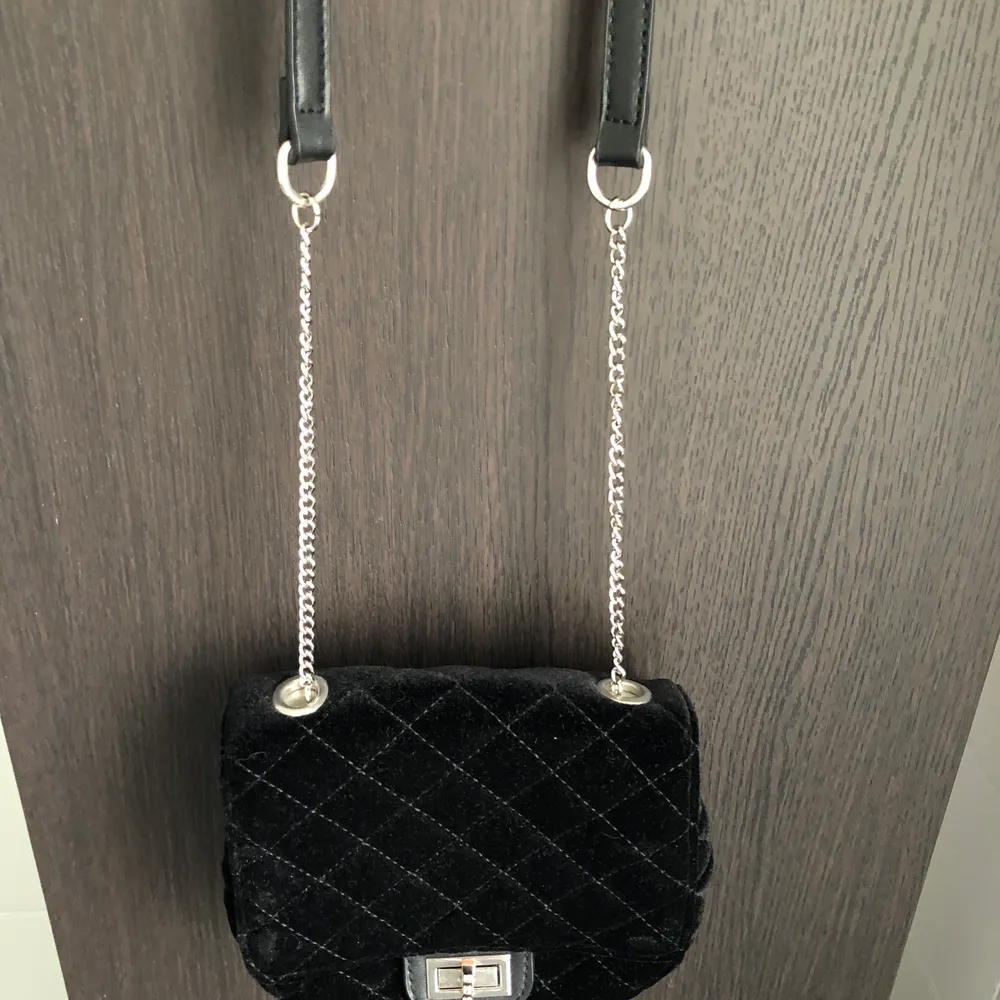 En svart lite söt väska med söta detaljer. Du får enkelt plats med mobil och andra mindre saker! Köpare står för frakt🤩. Väskor.