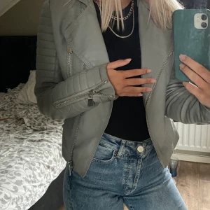 Skinnjacka  - Skinnjacka från chiquelle tror jag. Storlek 40 enligt lappen men passar mig som är S/M i vanliga fall. Fräsch i tyget.