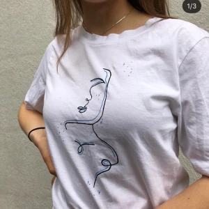 Handmålad t-shirt - 🦋Black and blue sparkles🦋 Själva t-shirten är ifrån Lindex och är i 100% bomull, storlek S men är lite oversized.