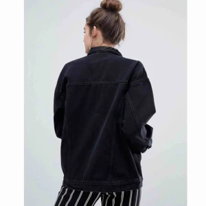  - Jeansjacka köpt på Monki i Trondheim. Nypris 500 -knapt använt -storlek S