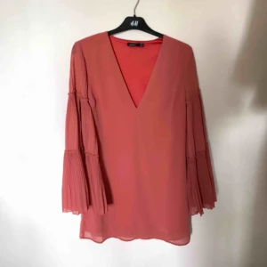  - Suuuperfin klänning med vida charmiga ärmar! Använd ett par gånger så i väldigt bra skick. Frakt ingår i priset 