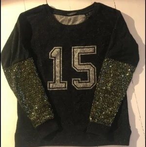 College tröja Scotch & Soda stl S - College tröja från Scotch & Soda. Sparsamt använd, inga knoppor, ej sliten. Nypris 1199:-. Kan mötas i Göteborg, Falkenberg eller Jönköping. Vid leverans tillkommer frakt.