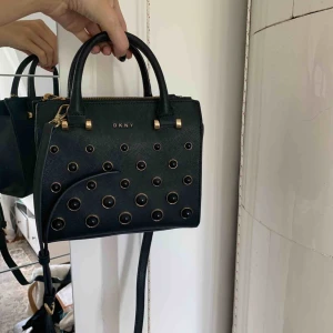  - Säljer min DKNY väska för att jag inte använder den längre, super fin med ingas skador. Köpt för 2 300kr 