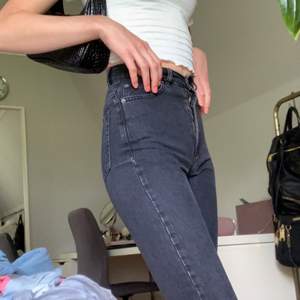 Jeans från Dr. Denim i fint skick. Säljer för att de är för små och för korta för mig( jag är 180cm). Skulle passa någon runt 170cm. Nypris 600kr                                    Frakt tillkommer. 