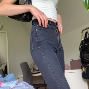 Dr denim Nora jeans - Jeans från Dr. Denim i fint skick. Säljer för att de är för små och för korta för mig( jag är 180cm). Skulle passa någon runt 170cm. Nypris 600kr                                    Frakt tillkommer. 