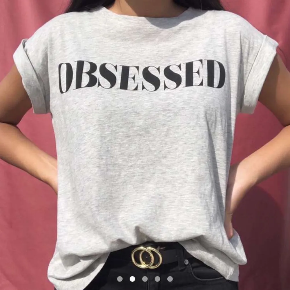 Mysig T-shirt med trycket ”obsessed” fram. Sitter fint!!. T-shirts.